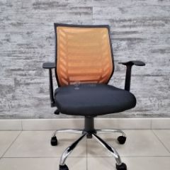 Кресло Barneo K-138 для персонала (черная ткань оранжевая сетка) в Муравленко - muravlenko.mebel24.online | фото